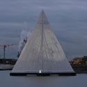 Errichtung einer Skulptur auf Wasser in Amsterdam